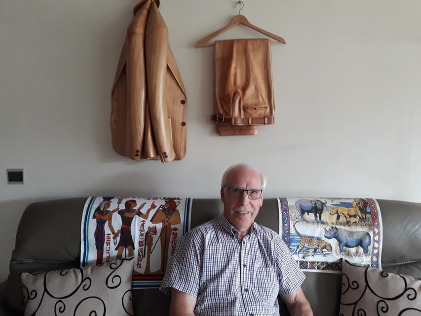 Willy beeldhouwde zijn eigen vest en broek.