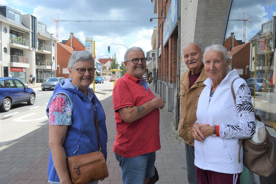 Ivan (86), Carolina (79), Marcel (76) en Rita (73) op de Antwerpsesteenweg, waar vanaf 8 juli in het weekend niet meer ’s nachts op straat alcohol gedronken mag worden. 