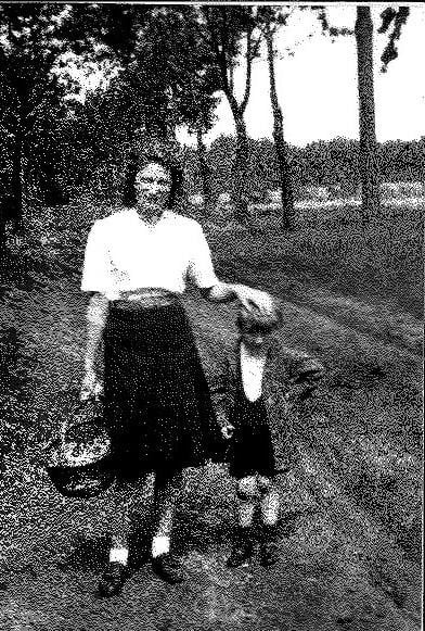 Prinses Lilian op een kasseiweg te Retie met een jonge plaatselijke inwoner.