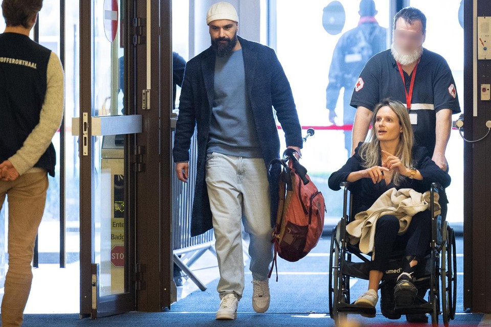 Karen Northshield werd in een rolstoel naar de assisenzaal gebracht. Ze werd begeleid door Mohamed El Bachiri, de man van een overleden slachtoffer.