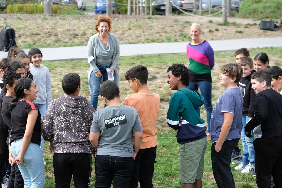 Veerle Malschaert en leerlingen van het zesde leerjaar Sint-Pietersschool tijdens de buitenles.