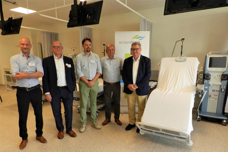 Bert Van Heupen, Jo Leysen en Hylke de Jonge van AZ Turnhout met nierpatiënt Jan Adriaensen en burgemeester Marc Van Aperen van Hoogstraten in het nieuwe nierdialysecentrum. 
