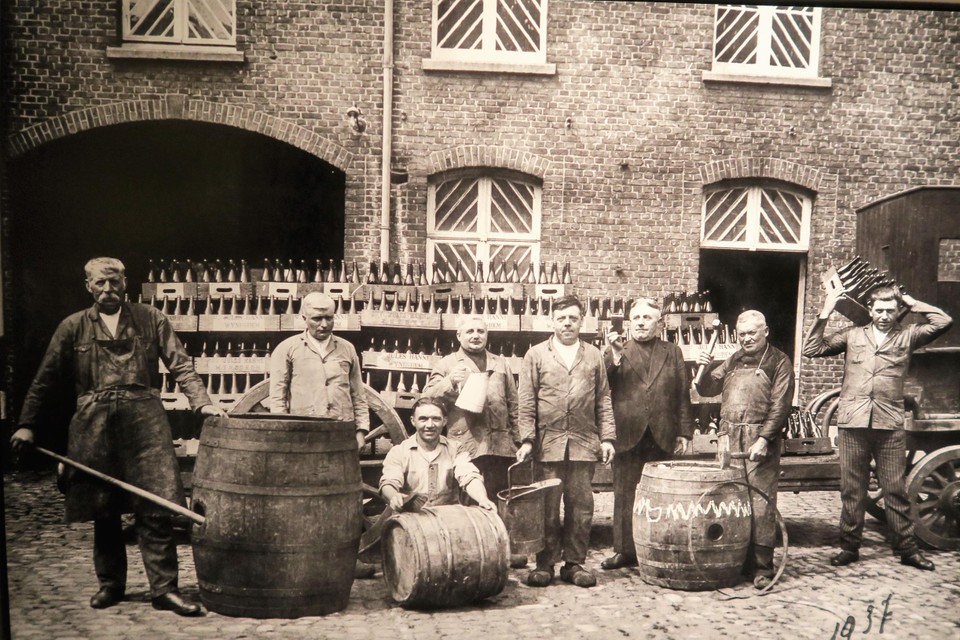 Een foto uit 1937, toen er nog gebrouwen werd op de bekende locatie in Wijnegem.