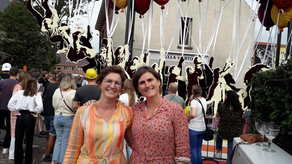 Marijke Van Minnebruggen en Hanne Jacobs zijn trouwe bezoekers van de Loenhoutse Bloemencorso.