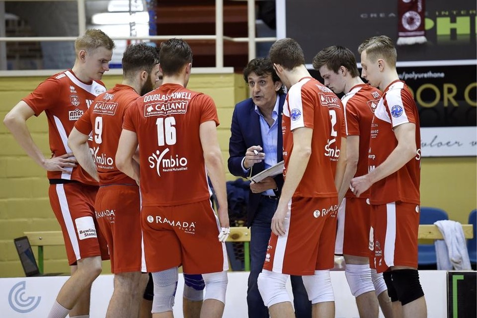 De ploeg overlegt met coach Alain Dardenne tijdens een match van het vorig seizoen.