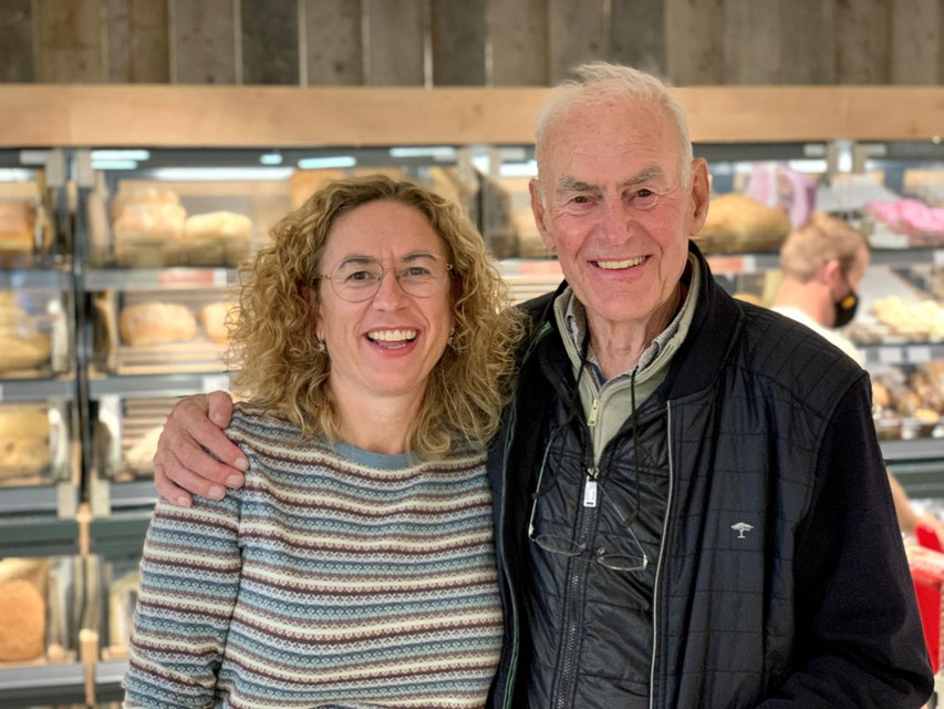 Vicky samen met haar vader Dirk aan de broodafdeling.