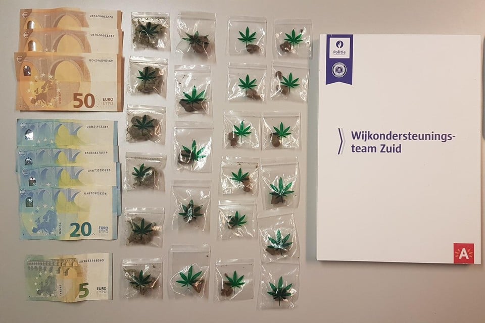 Bij de huiszoeking werd 11 gram cocaïne, 10 gram hasj, 35 gram cannabis en 1.500 euro in beslag genomen.