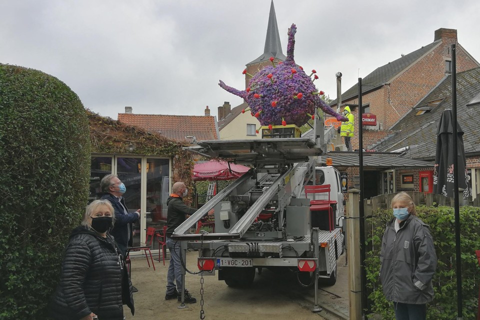 Agnes Janssens (links) en Jenny Verelst (rechts) kijken toe hoe het coronavirus naar het dak van café Welkom in Noorderwijk wordt geleid.