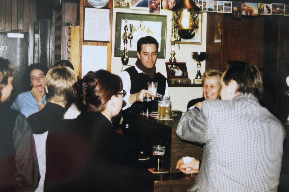 Aan de toog in café Sint-Lambertus.