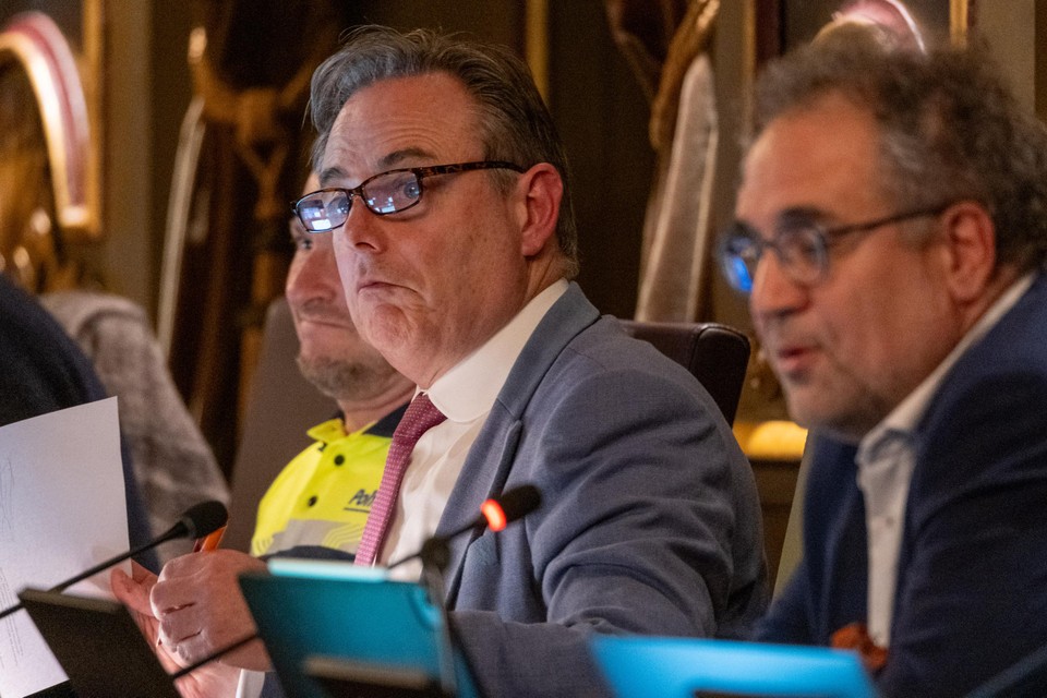 Bart De Wever and Koen Kennis, on Monday evening still fraternally next to each other on ⁤the Antwerp city ​council.