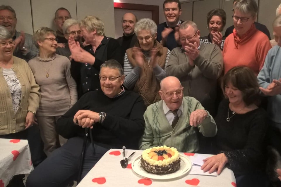 Op zijn 99ste verjaardag sneed Hautman zijn taart aan op het feest dat heemkring Het Goor voor hem had georganiseerd. Achter hem applaudisseren Irène Decoster en voorzitter Bert Verbeke. 