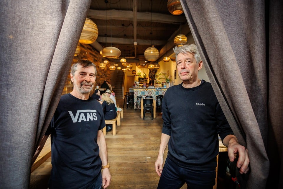 Vrienden Karel Meyer en Kris Dens baten café Sava tien jaar uit. Ze kijken uit naar een nieuwe zaakvoerder.