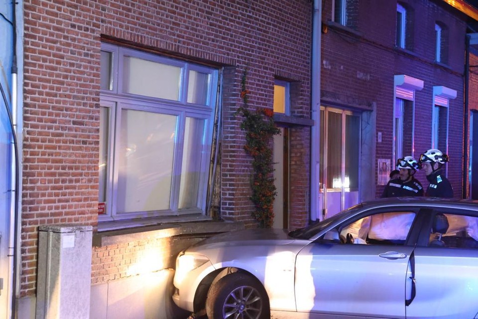 Na een korte achtervolging crashte de wagen tegen een woning in de Eethuisstraat Merksem.