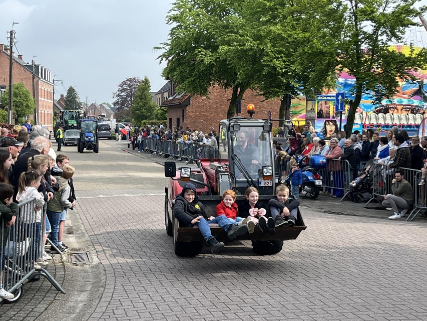 Deze kinderen mochten voor de zegening in Vlimmeren heel even in de laadbak van dit landbouwvoertuig plaatsnemen.