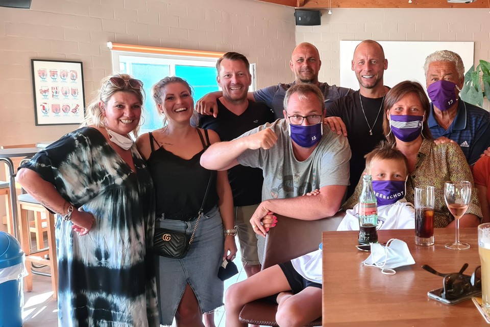 De Paarse Propere Handjes kijken samen in een tennisclub in Blankenberge.