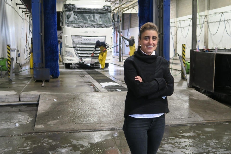 Bouchra en haar collega’s maken trucks schoon op een ecologische manier. Ook inclusieve tewerkstelling zit in het DNA van deze onderneming, met inrit aan de Zomerweg, middenin de haven.