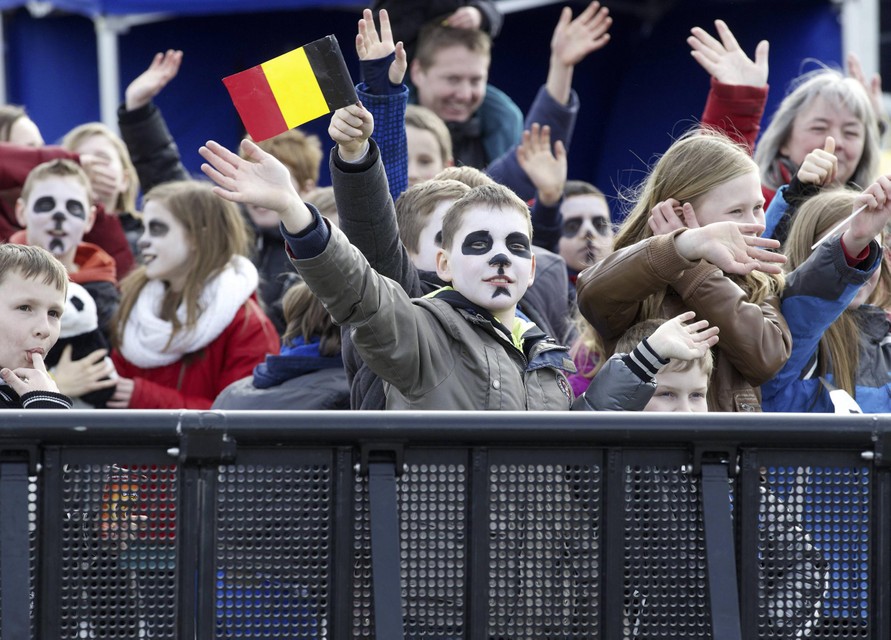 Wars van communautaire controverse heetten kinderen met Belgische vlaggen het reuzenpandakoppel welkom in de luchthaven van Zaventem in februari 2014.