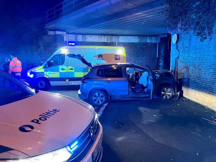 De auto met Nederlandse nummerplaat botste in Hanswijk de Bercht op een brugpijler van een spoorwegbrug.  