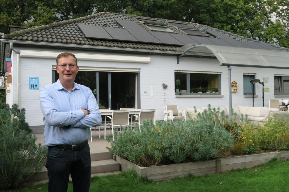 Schepen Paul De Swaef voor de zonnepanelen bovenop zijn eigen woning.