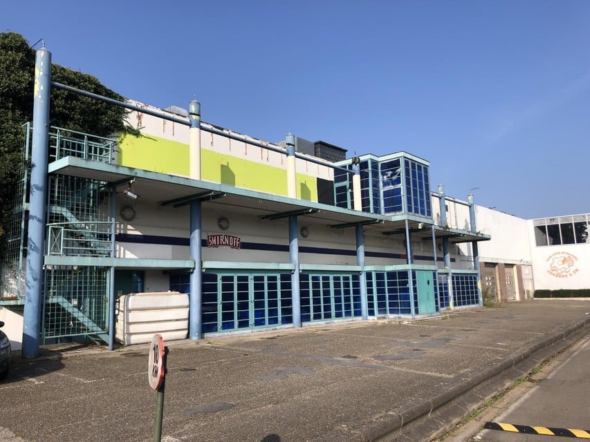 De gemeente koopt van pand vanaf de trappen links tot aan de inkomhal.