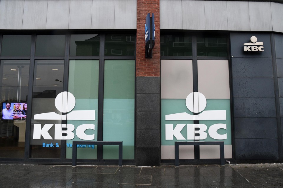 KBC stuurde een rechtstreekse dagvaarding uit omdat er volgens hen sprake is van georganiseerde verzekeringsfraude, het parket zegt evenwel dat er geen bewijzen zijn
