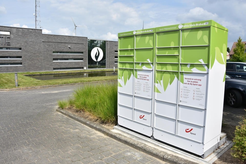 In de automaat kan je pakjes ophalen en verzenden.