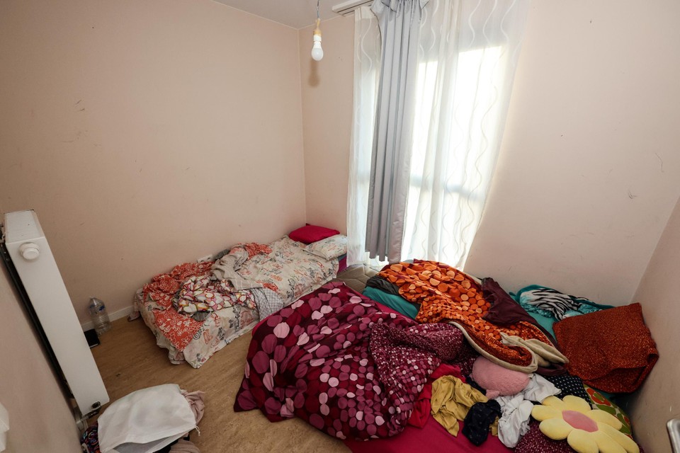 Hadjila slaapt al drie jaar met twee anderen in een kleine kamer.