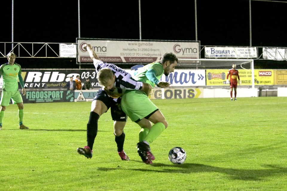 Nico Lansu (rechts) in duel met Charle-Victor Jaspers. Die laatste zou Diest tien minuten voor tijd naar de zege trappen.