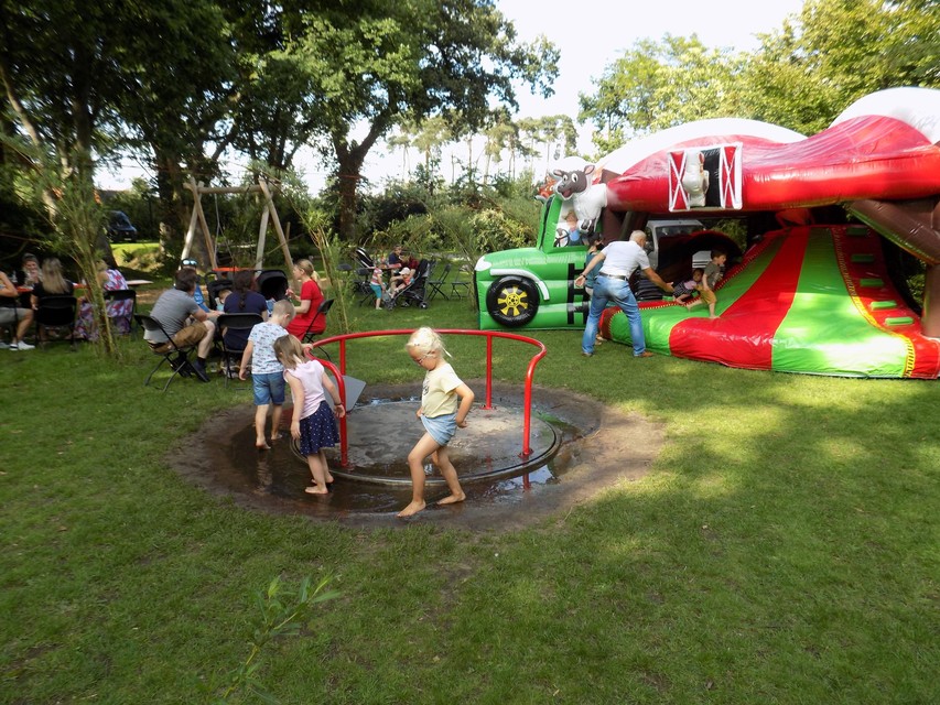 Kinderen genieten van de nieuwe speeltuin en springkastelen aan het kasteel in Wechelderzande.