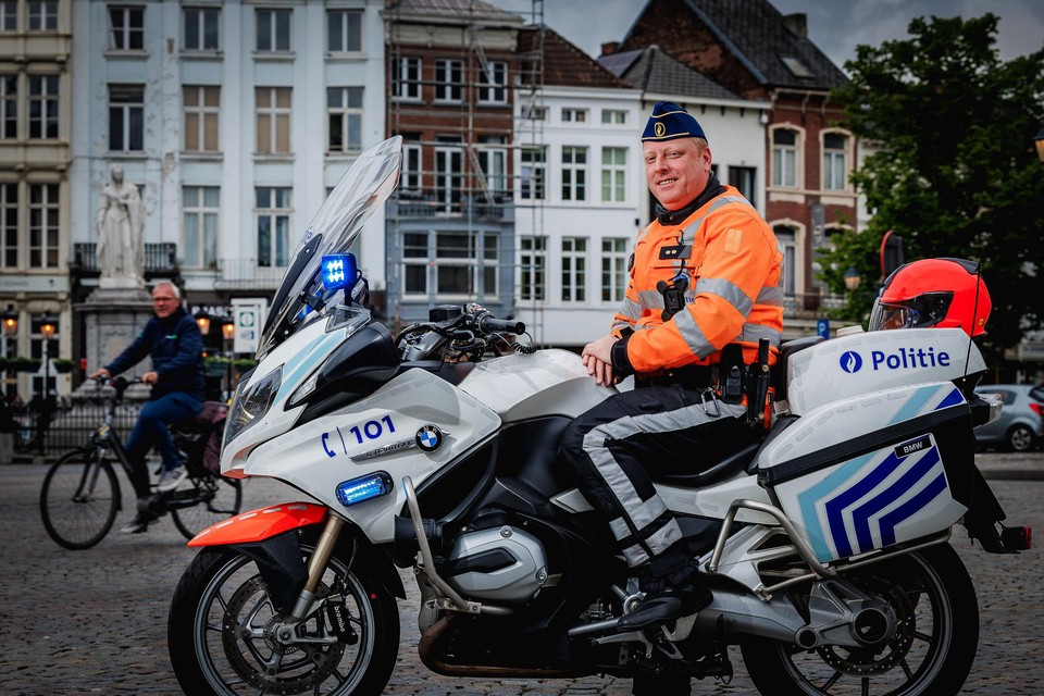 Politiecommissaris Gino Verbruggen is klaar met de voorbereiding van het zeventiende fietsexamen voor de Mechelse lagere scholen.
