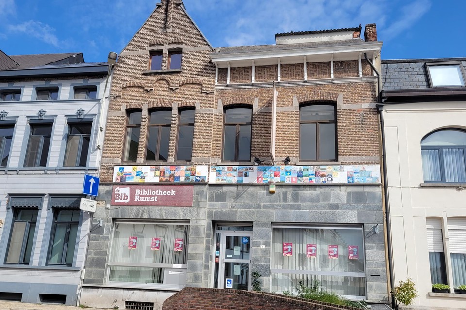 Het oude bibliotheekgebouw staat online te koop