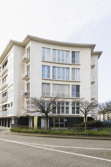 De woning uit 1958 heeft een opvallende gebogen hoekgevel. Het ontwerp is van Victor Verreydt. In het gebouw zitten zestien appartementen.
