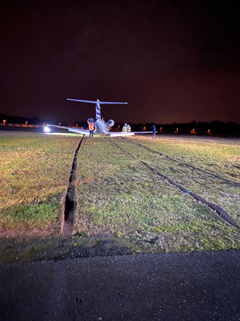 Het toestel trok een diep spoor in het gras achter de landingsbaan.