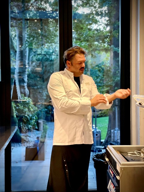 Stef Buelens aan het werk in zijn keuken in zijn restaurant in Wetteren. 