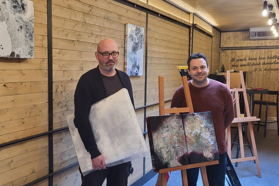 Kunstenaar Henry Whysall en Nicky Verlinden brengen alles in gereedheid in de wijnproefruimte.