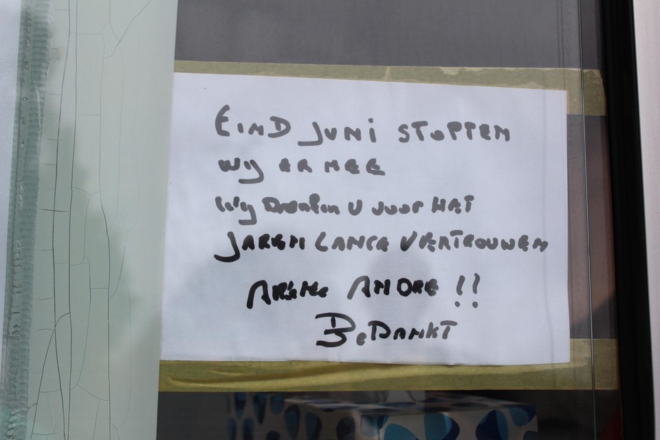 Met een handgeschreven nota kondigt Arlette het nieuws aan in haar ijswagen. 