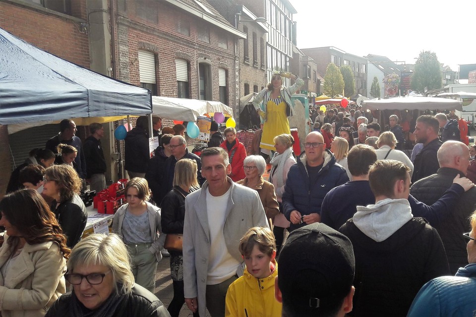 De Provinciale Steenweg stroomde voor de jaarmarkt goed vol.