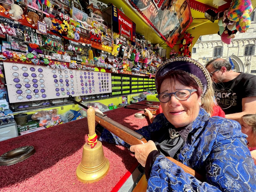 Bellenmadam Myriam Sips amuseert zich op de kermis.