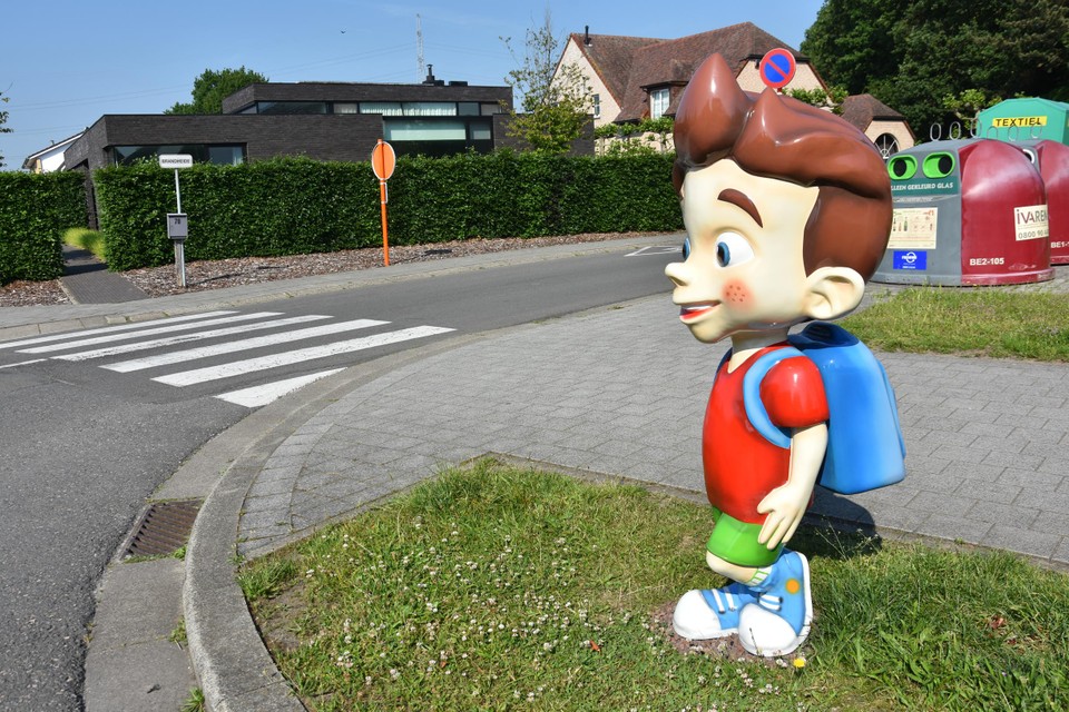 Op het kruispunt van de Grootheide en de Brandheide staat al het fel gekleurde beeld van Tom, een jongetje dat aandacht vraagt van de weggebruiker.