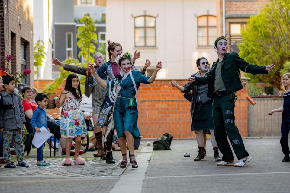 De acteurs van Max Last gebruiken de straat als decor.