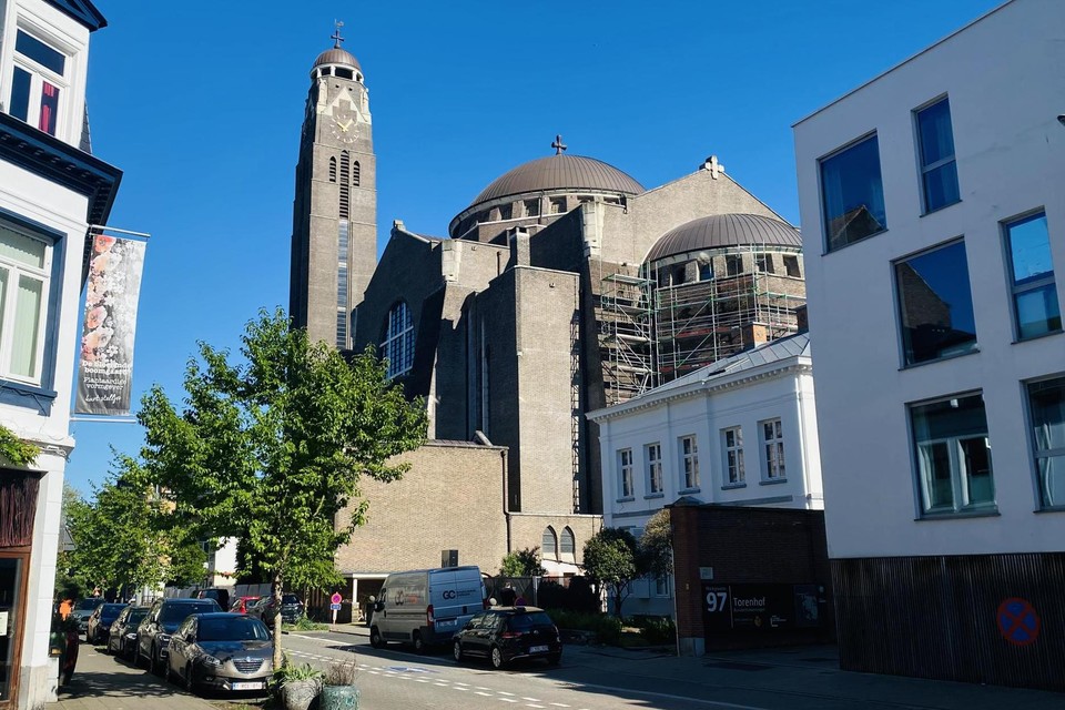 De Sint-Laurentiuskerk op de hoek van de Markgravelei en de Van Schoonbekestraat.