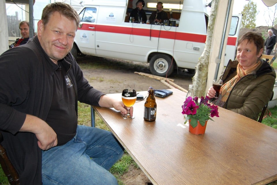 Daniel kan opnieuw een eigen biertje nuttigen op een Kruibeeks terras met Radio Barbier op de achtergrond.