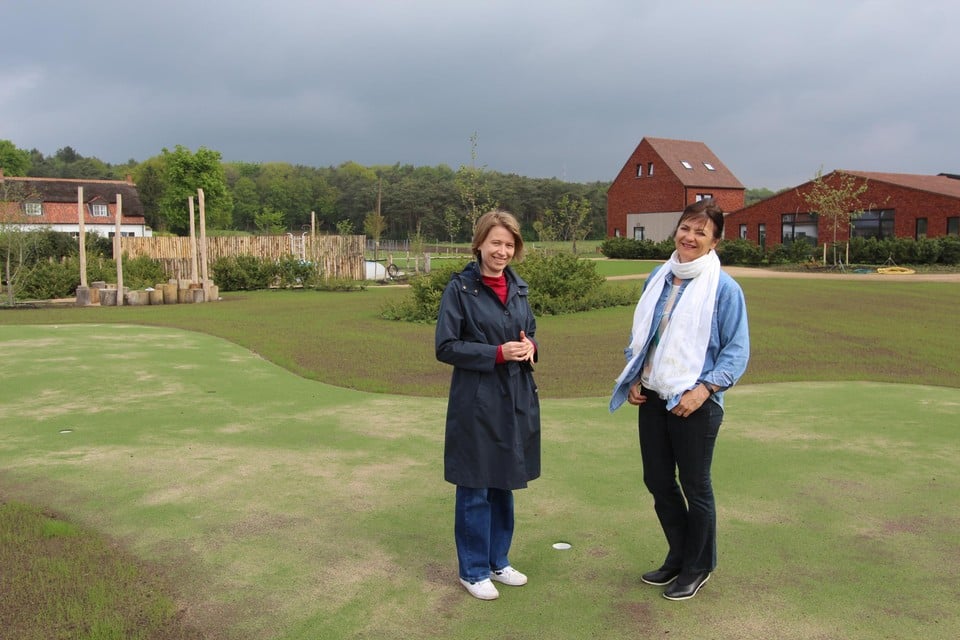 Griet Van Gestel en Chris Embrechts in de grote tuin van de nieuwe vakantiewoningen.