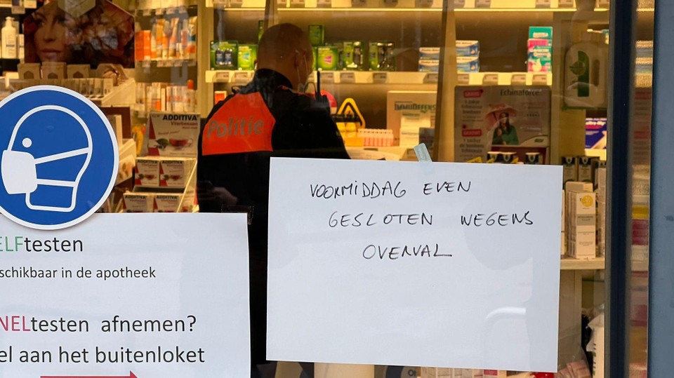 De apotheek in Stevoort is gesloten voor onderzoek. 