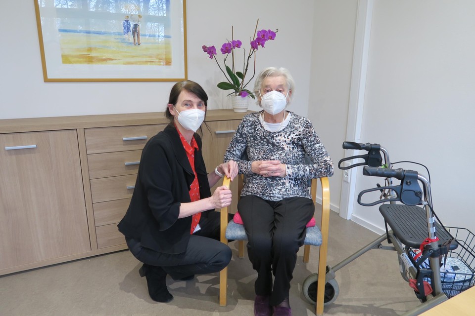 Félicité-directeur Betty Kimpen en Simonne Dubuisson (90), één van de maandag gevaccineerde bewoners.