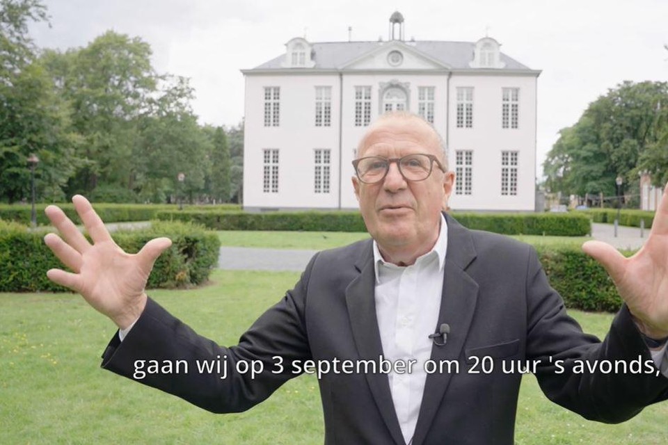 Presentator Kurt Van Eeghem toont in een promofilmpje waar het concert doorgaat: voor Kasteel Sorghvliedt in het gelijknamige park.