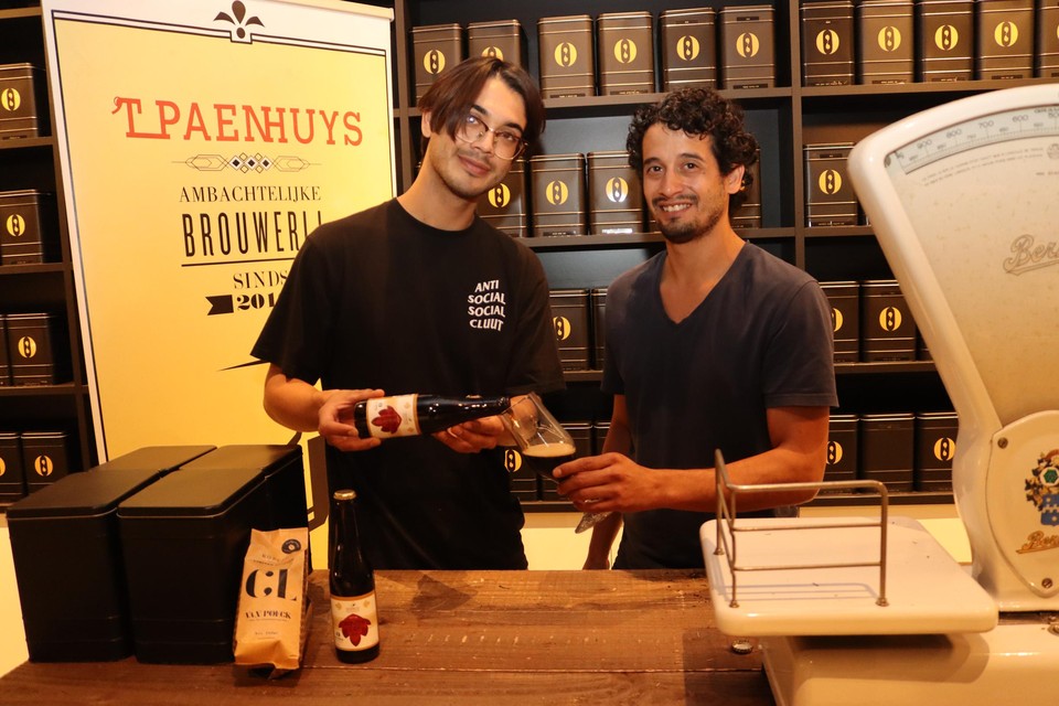 Dave van Brunschot (rechts) en Ischa van Nieulande brouwden een bier met koffiesmaak van Van Poeck.