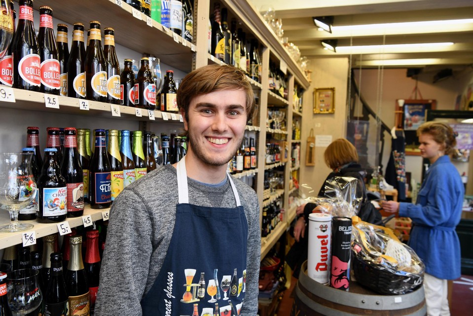 Jobstudent Jens Koornstra werkt in een bier/souvenirwinkeltje op de Handschoenmarkt en is zelf een Nederlander. 
