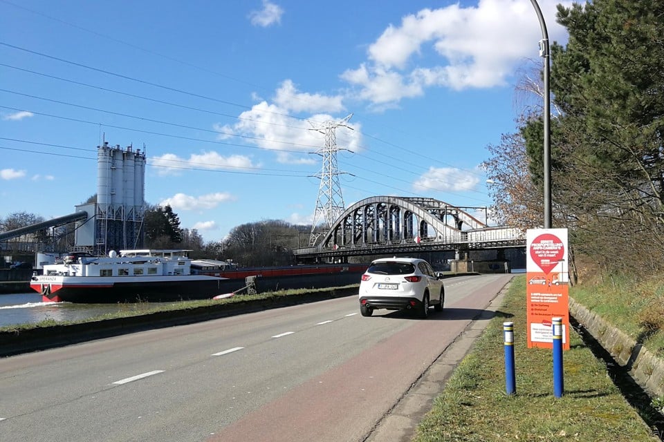 Op dit punt bij de spoorbrug over de De Beukelaer-Pareinlaan komt maandag een van de drie ANPR-camera‘s om doorgaand verkeer te controleren.