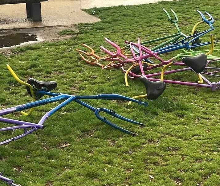 Amper een week nadat ze hersteld en teruggeplaatst waren, zijn de koefietsen opnieuw vernield.